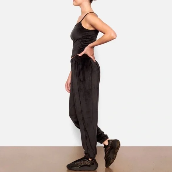SKIMS Black Velour Jogger Pants Women's Size M Soot Elastic Waist AP-LEG-0887 - Picture 8 of 9